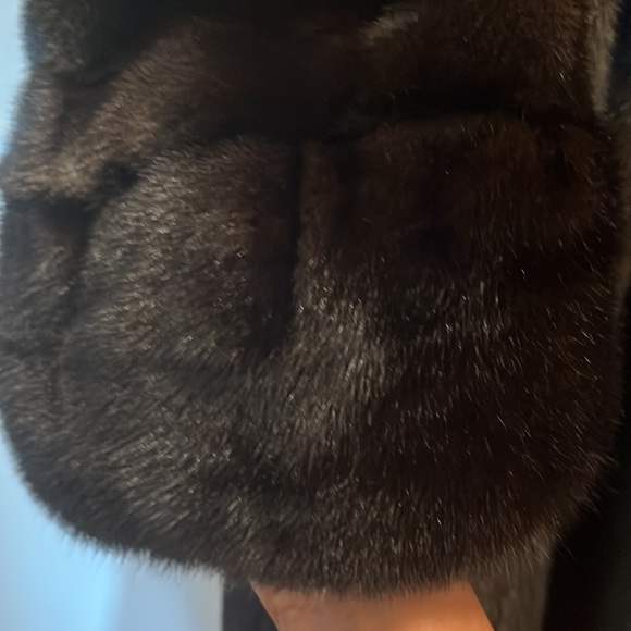 Beautiful Mink Coat. Great condition no rips or tears female mink. - Picture 5 of 5